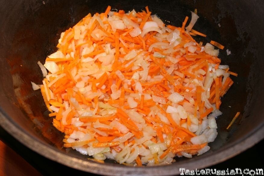 onion and carrot frying in kazan